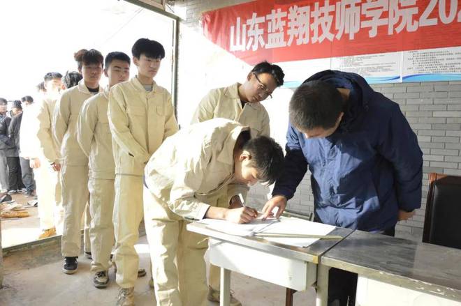 弧光闪烁 焊花飞舞——山东蓝翔技师学院举行焊接技能大赛(图2)